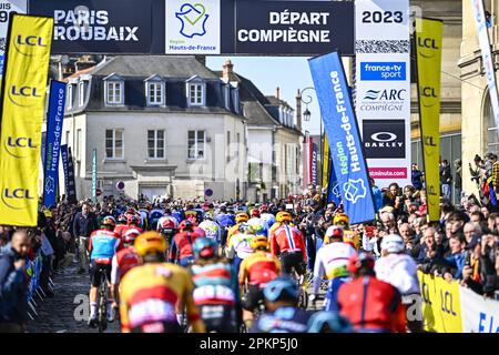 Roubaix, Frankreich. 09. April 2023. Die Abbildung zeigt den Beginn des Herrenrenrenrenrenrenrenrenrenrennen der Radtour „Paris-Roubaix“, 256,6km von Compiegne nach Roubaix, Frankreich, am Sonntag, den 09. April 2023. BELGA FOTO JASPER JACOBS Kredit: Belga News Agency/Alamy Live News Stockfoto