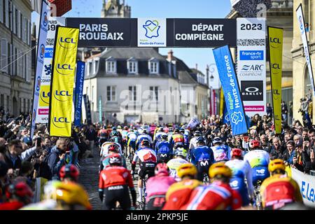 Roubaix, Frankreich. 09. April 2023. Die Abbildung zeigt den Beginn des Herrenrenrenrenrenrenrenrenrenrennen der Radtour „Paris-Roubaix“, 256,6km von Compiegne nach Roubaix, Frankreich, am Sonntag, den 09. April 2023. BELGA FOTO JASPER JACOBS Kredit: Belga News Agency/Alamy Live News Stockfoto