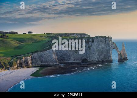 Felsbogen, Küste mit Kreideklippen, Etretat, Normandie, Frankreich, Europa Stockfoto