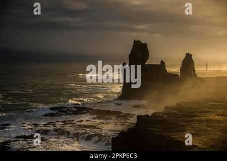 Malariff, Felsformationen in der Brandung an der Atlantikküste, Halbinsel Snaefellsness, Vesturland, Island, Europa Stockfoto