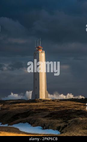 Malariff Lighthouse mit Brandung an der Atlantikküste, Snaefellsness Peninsula, Vesturland, Island, Europa Stockfoto