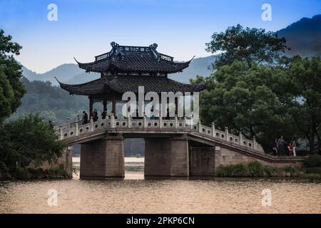 Brücke am Westsee, Xihu, Hangzhou, Provinz Zhejiang, China, Asien Stockfoto