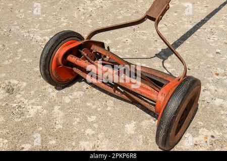 Nahaufnahme Blick auf einen Rollenmäher, bevor der Lack entfernt wurde Stockfoto