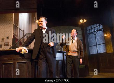 l-r: David Morrissey (Harry), Reece Shearsmith (Syd) in HANGMEN von Martin McDonagh im Jerwood Theatre unten, Royal Court Theatre, London SW1 18/09/2015 Design: Anna Fleischle Beleuchtung: Joshua Carr Regisseur: Matthew Dunster Stockfoto