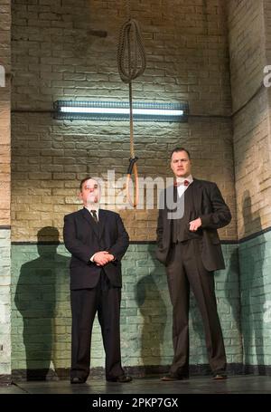 l-r: Andy Nyman (Syd), David Morrissey (Harry) in HANGMEN von Martin McDonagh im Wyndham's Theatre, London WC2 07/12/2015 A Royal Court Theatre Produktionsdesign: Anna Fleischle Beleuchtung: Joshua Carr Regisseur: Matthew Dunster Stockfoto