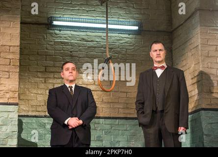 l-r: Andy Nyman (Syd), David Morrissey (Harry) in HANGMEN von Martin McDonagh im Wyndham's Theatre, London WC2 07/12/2015 A Royal Court Theatre Produktionsdesign: Anna Fleischle Beleuchtung: Joshua Carr Regisseur: Matthew Dunster Stockfoto