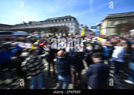 Roubaix, Frankreich. 09. April 2023. Die Abbildung zeigt den Beginn des Herrenrenrenrenrenrenrenrenrenrennen der Radtour „Paris-Roubaix“, 256,6km von Compiegne nach Roubaix, Frankreich, am Sonntag, den 09. April 2023. BELGA FOTO JASPER JACOBS Kredit: Belga News Agency/Alamy Live News Stockfoto