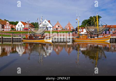 Krabbenschneider im Hafen Greetsiel, Greetsiel, Ostfriesien, Niedersachsen, Deutschland, Europa Stockfoto