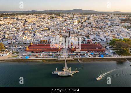 Blick aus der Vogelperspektive auf die Stadt Olhao bei Sonnenaufgang, Algarve, Portugal Stockfoto