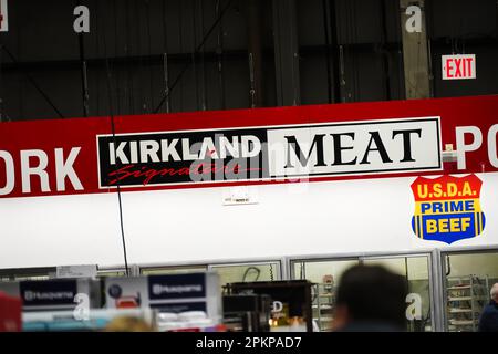 Honolulu, HI - 23. Dezember 2022: Kirkland Signature Markenfleisch Abteilung im Costco Großhandelsversandzentrum. Stockfoto