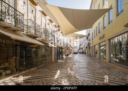 Leere Fußgängerstraße im Stadtzentrum von Faro, Provinz Algarve, Portugal Stockfoto