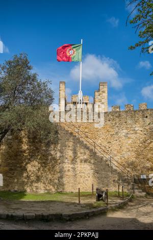 Portugiesischer Staatsbürger auf der alten Festungsmauer des Schlosses Sao Jorge in Lissabon Stockfoto