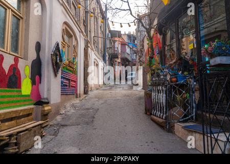 Tiflis, Georgia - 22. Januar 2023: Enge Straßen mit Balkonen der Altstadt von Tiflis. Reisen Stockfoto