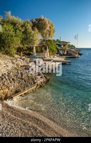 Kleiner Strand im malerischen Dorf Mikro Nisi, Insel Zakynthos, Griechenland Stockfoto