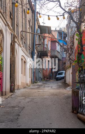 Tiflis, Georgia - 22. Januar 2023: Enge Straßen mit Balkonen der Altstadt von Tiflis. Reisen Stockfoto