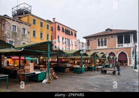 Venedig, Italien – 23. Februar 2023: Einrichtung der Stände für frisches Obst und Gemüse auf dem Rialto-Markt in Venedig, Italien. Stockfoto