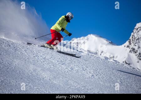 Skigebiet Serfaus, Fiss, Ladis (Tirol, Österreich): Gute weibliche Skifahrerin im Pulverschnee einer schwarzen Piste an den Nordhängen von Fiss Stockfoto