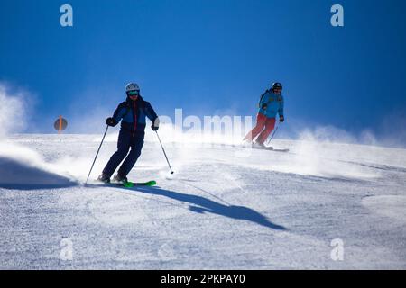 Serfaus, Fiss, Ladis Skigebiet (Tirol, Österreich) Sportliche Skifahrer im Pulverschnee auf den Nordhängen von Fiss Stockfoto