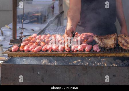 Street Food, Fleisch schmackhafte gegrillte Würste, Holzkohle im Freien Stockfoto