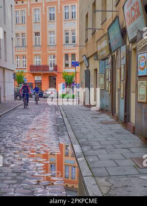 Krakau, Polen - Mai 2021: Szeroka-Straße im jüdischen Viertel von Krakau mit historischen Serviceeinrichtungen. Europa Stockfoto