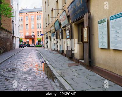 Krakau, Polen - Mai 2021: Szeroka-Straße im jüdischen Viertel auf Kazimierz mit historischen Serviceeinrichtungen. Kraków, Krakau, Europa Stockfoto