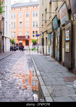 Krakau, Polen - Mai 2021: Szeroka-Straße im jüdischen Viertel von Krakau mit historischen Serviceeinrichtungen. Europa Stockfoto