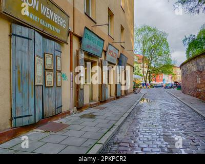 Krakau, Polen - Mai 2021: Szeroka-Straße im jüdischen Viertel von Krakau mit historischen Serviceeinrichtungen. Europa Stockfoto