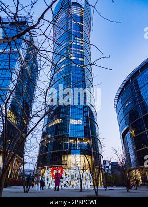 Warschau, Polen - April 2022: Moderne Wolkenkratzer aus Glas in Warschau. Europäischer Platz. Mitteleuropa Stockfoto