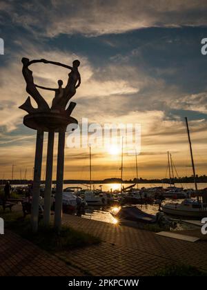 Ostróda, Polen - Juni 2022: Yachten vertätigten den Yachthafen des Segelclubs in Ostroda auf dem Drweca-See. Drwęckie-See. Europa. Stockfoto