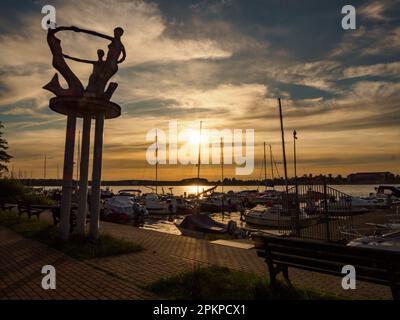 Ostróda, Polen - Juni 2022: Yachten vertätigten den Yachthafen des Segelclubs in Ostroda auf dem Drweca-See. Drwęckie-See. Europa. Stockfoto