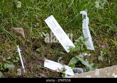 Gebrauchte Nadeln Spritzen und Drogenutensilien, die im öffentlichen Parkbereich des Writers Square Cathedral Quarter Belfast City Centre, Nordirland, entsorgt wurden, Stockfoto