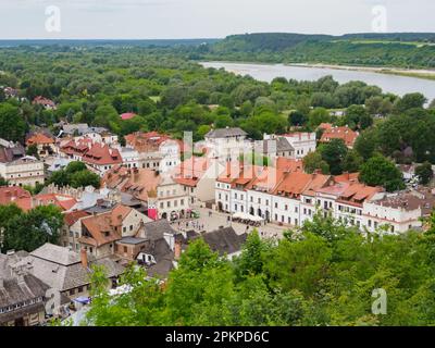 Die historische Stadt Kazimierz Dolny nad Wisla in Polen aus der Vogelperspektive. Blick vom Hügel der drei Kreuze. Stockfoto