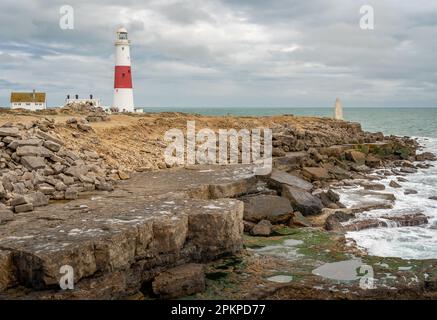 Portland Bill Lighthouse auf der Isle of Portland vom Kanzelfelsen aus gesehen Stockfoto