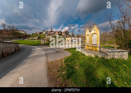 Morozzo, Cuneo, Piemont, Italien - 07. April 2023: Landschaft von Morozzo mit Blick auf die Säulen der Bahnhöfe des Kreuzes (Crucis Way) des Brian Stockfoto