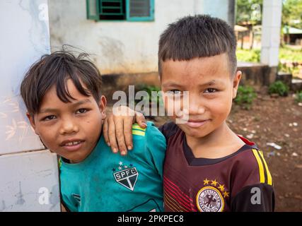 Zwei junge Jungs aus der ethnischen Minderheit Jerais mit gefälschten Fußballtrikots stehen zusammen im Bezirk Chu Prong, Provinz Gia Lai, Vietnam. Stockfoto