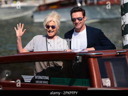 VENEDIG, ITALIEN - SEPTEMBER 06: Deborra-Lee Furness und Hugh Jackman kommen im Hotel Excelsior während des Venedig Filmfestivals 79. an Stockfoto