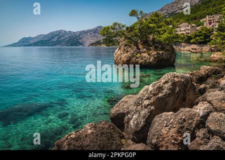 Malerische Naturlandschaft mit sauberem Meer und einzigartiger Felseninsel in der Adria. Einer der schönsten Strände in Dalmatien, Brela, Makarska riv Stockfoto