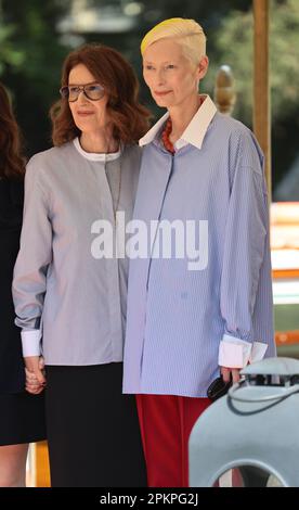 VENEDIG, ITALIEN - SEPTEMBER 06: Joanna Hogg und Tilda Swinton verlassen das Hotel Excelsior während des 79. Venice Film Festival am 06. September 2022 Stockfoto