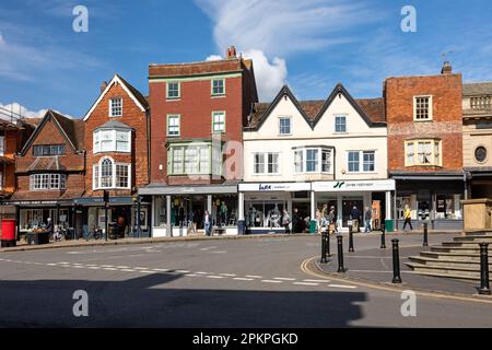 Architektur und Geschäfte in der Marlborough High Street. Eine historische Marktstadt in Wiltshire, England, Großbritannien Stockfoto