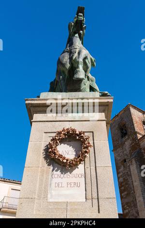 Bronzestatue des Eroberers Pizarro auf der Plaza Mayor of Trujillo, Extremadura, Spanien Stockfoto