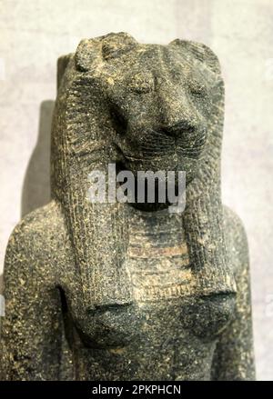 Ägyptische Statue der Göttin Sekhmet mit Löwenkopf, historische Steinskulptur. Traditionelle ägyptische Kunst, klassisches Kulturdenkmal des antiken C. Stockfoto