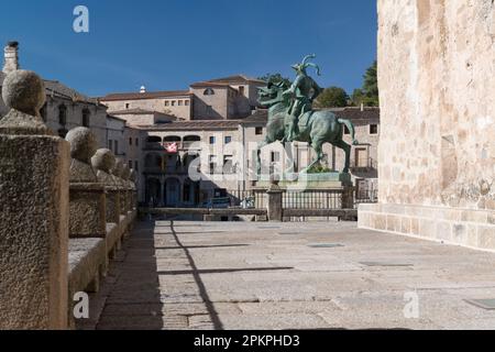 Statue des Eroberers Pizarro von der Terrasse rund um die Kirche St. Martin. Trujillo, Extremadura, Spanien Stockfoto