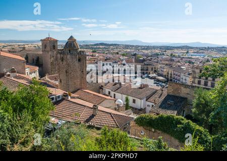Plaza Mayor und Kirche St. Martin im Zentrum von Trujillo, von oben gesehen, Extremadra, Spanien. Stockfoto