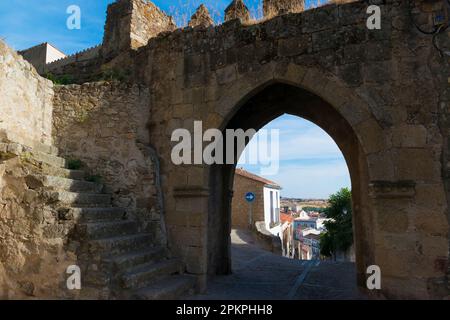 Die Puerta de San Andres, eines der Tore in der Stadtmauer von Trujillo, Extremadura, Spanien. Stockfoto