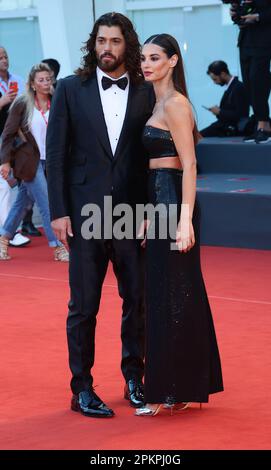 VENEDIG, ITALIEN - SEPTEMBER 06: Francesca Chillemi und Can Yaman besuchen den roten Teppich „Il Signore delle Formiche“ beim Venedig Filmfestival 79. Stockfoto