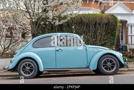 London, Vereinigtes Königreich, 03.04.2023, Ein klassischer Volkswagen Käfer in blauer Farbe, der auf der Straße geparkt ist Stockfoto