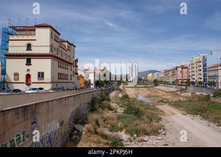Flussbett Guadlamedina mit der Gemeinde Pastoral de La Juventud auf der linken Seite. Málaga, Spanien. Stockfoto