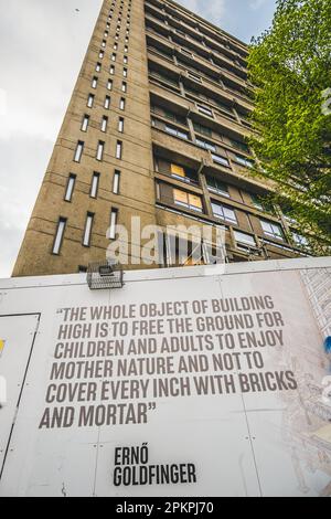 Balfron Tower mit Erno Goldfinger Plakatwand, klassischer brutalistischer Architektur, Sozialwohnungen wurden zu luxuriösen Wohnungen umgestaltet. Soziale Bereinigung. Stockfoto