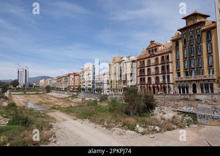 Flussbett von Guadalmedina mit Gebäuden auf der rechten Seite Stockfoto