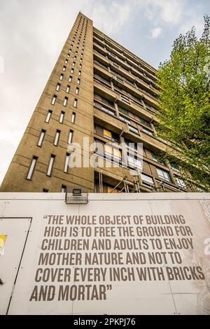 Balfron Tower mit Erno Goldfinger Plakatwand, klassischer brutalistischer Architektur, Sozialwohnungen wurden zu luxuriösen Wohnungen umgestaltet. Soziale Bereinigung. Stockfoto